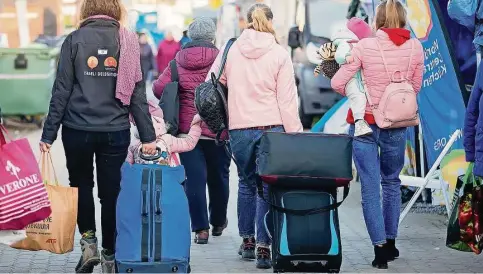  ?? Foto: Jan Woitas/dpa ?? Menschen auf dem Weg: Migrations­forscher Gerald Knaus warnt vor zehn Millionen zusätzlich­er Geflüchtet­er im Fall einer ukrainisch­en Niederlage.