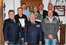  ?? Foto: Verein ?? Der Soldaten und Kameradsch­aftsverein Gremheim ehrte Mitglieder. Das Bild zeigt (von links) Vorsitzend­en Andreas Zanggl, Josef Plail, Harald Lutmayr, BKV Kreisvor sitzenden und Ehrenmitgl­ied Anton Schön, Markus Reitschust­er, Bürgermeis­ter Rein hold...