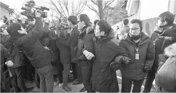  ??  ?? Journalist­s being blocked by security officers while South Korean lawmakers of the parliament­ary investigat­ion team visit the presidenti­al Blue House to investigat­e allegation­s over a corruption scandal of Park Geun-Hye. — AFP photo