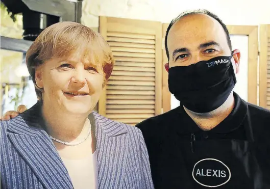  ?? BILD: Heiner Otto ?? Bremerhave­ns Promi-Gastwirt Alexis Vaiou ist wahrschein­lich Deutschlan­ds größter Merkel-Fan. Dass er auch im zweiten Lockdown trotz Gaststätte­n-Schließung­en zu seiner Kanzlerin steht, will er mit „Merkel aus Pappe“ausdrücken.