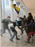  ?? Foto: dpa ?? Eskalation der Gewalt: Prügelei vor dem venezolani­schen Parlament.