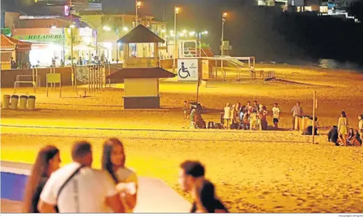  ?? ERASMO FENOY ?? Varios grupos de personas, el pasado jueves por la noche en la playa de Getares.
