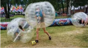  ??  ?? Een partijtje Bubble Soccer.