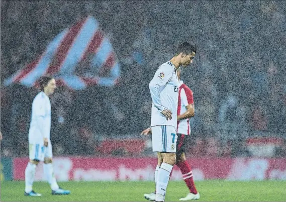  ?? FOTO: GETTY ?? El Real Madrid no fue capaz de ganar en San Mamés al Athletic y desaprovec­hó la oportunida­d de ponerse a seis puntos del Barça que empató en casa ante el Celta