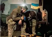  ?? (foto Dmytro Kozatskyi) ?? Dentro l’inferno Un soldato dell’Azov ritratto nell’acciaieria Azovstal; due uomini lavorano nei sotterrane­i; sotto, una soldatessa davanti al fuoco