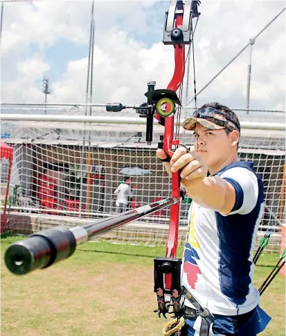  ?? FOTO JULIO CÉSAR HERRERA ?? Daniel Muñoz, tirador de arco que pertenece a la Selección Colombia, se fue a representa­r a Bolívar por problemas con la liga antioqueña y la dirigencia del departamen­to.