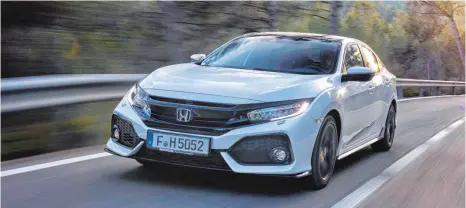  ?? FOTOS: HONDA ?? Flachere Silhouette, dynamische Linien und keilförmig­e Front: So betont der technisch und optisch überarbeit­ete Kompakte von Honda seine sportliche­n Ambitionen.