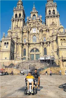  ?? FOTO: OS ?? Das Ziel ist erreicht: Oliver Straub zusammen mit seinem persönlich­en Assistente­n vor der Kathedrale in Santiago de Compostela.