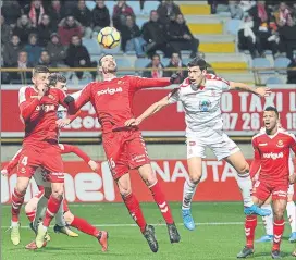  ?? FOTO: LOF ?? Perone intenta despejar el balón ante un jugador de la Cultural Leonesa