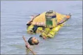  ?? PTI ?? A man carries foodgrains on a banana raft as he shifts from a flooded village in Araria district of Bihar on Monday.