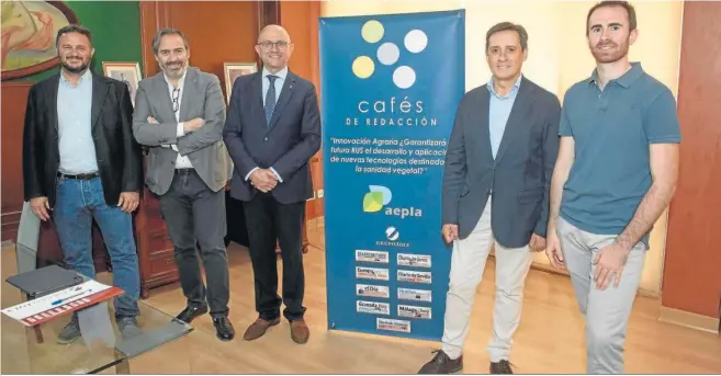  ?? J. C. VÁZQUEZ ?? Foto de grupo antes del inicio del desayuno. De izqda. a dcha, Manuel Pérez (US), Alberto Grimaldi, Manuel Gómez (Junta de Andalucía), Carlos Palomar (AEPLA) y A. Manuel Conde (ETSIAM).