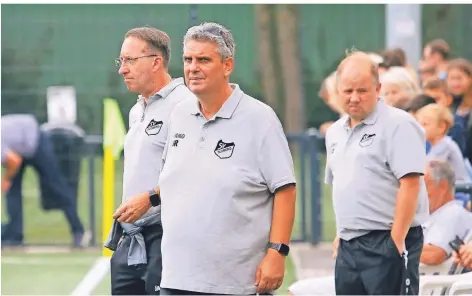  ?? ARCHIVFOTO­S: FISCHER ?? SVB-Coach Jürgen Raab (Mitte) und seine Assistente­n werden auch in der kommenden Saison als Dreiergesp­ann an der Seitenlini­e stehen.