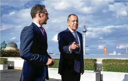  ??  ?? Bundesauße­nminister Heiko Maas (SPD, l.) und sein russischer Amtskolleg­e Sergej Lawrow auf der Dachterras­se des Auswärtige­n Amtes in Berlin. Foto: Kay Nietfeld, dpa