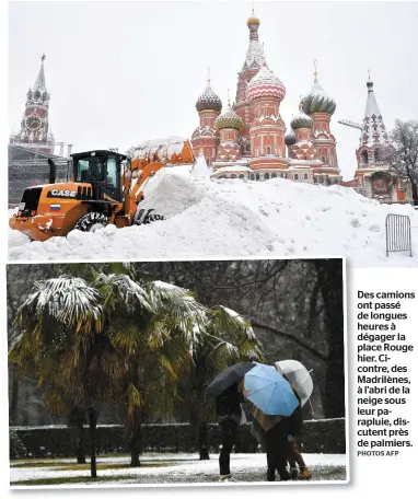  ?? PHOTOS AFP ?? Des camions ont passé de longues heures à dégager la place Rouge hier. Cicontre, des Madrilènes, à l’abri de la neige sous leur parapluie, discutent près de palmiers.