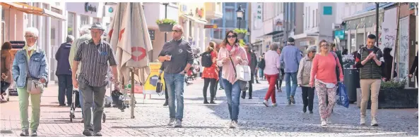  ?? FOTO: CHRISTOPH REICHWEIN ?? Tag eins der Lockerunge­n: Betrieb in der Innenstadt von Moers am Montag.