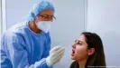  ??  ?? Un trabajador de salud testea a una mujer en Essen, Alemania.