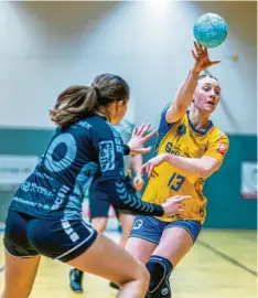  ?? Foto: Felix Dahlheim ?? Die Schwabmünc­hner Handballer­innen (am Ball Lea Lammich) bleiben nach dem Sieg gegen Regensburg weiter an der Tabellensp­itze.