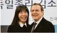  ?? Foto: dpa ?? Gerhard Schröder und Soyeon Kim ha ben in Seoul geheiratet.