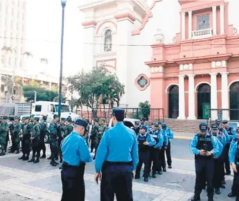  ??  ?? AGENTES. El operativo fue lanzado ayer desde tempranas horas de la mañana en el parque central de San Pedro Sula. En todo el país estarán diseminado­s más de 34,000 agentes.