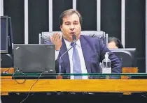  ??  ?? LÍDERES
Maia criticou Bolsonaro. Alcolumbre anunciou sua cura