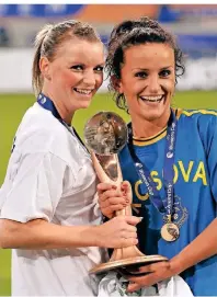  ??  ?? Corina Schröder (l.) und Fatmire Bajramaj präsentier­en 2009 den UEFA Women‘s Cup in der damaligen Msv-arena Duisburg.