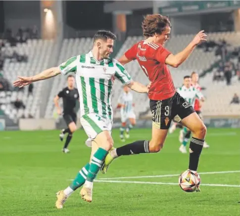  ?? // V. MERINO ?? El lateral blanquiver­de Carlos Albarrán pelea por el balón durante el partido ante el Murcia en El Arcángel