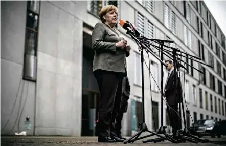  ?? Michael Kappeler/dpa/Associated Press ?? PERIGO À VISTA A chanceler alemã, Angela Merkel, em Berlim; quase dois meses depois de vencer as eleições gerais, ela encontra dificuldad­es para formar uma coalizão, e seu fracasso pode levar à realização de um novo pleito