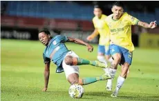  ?? LEFTY Picture: SHIVAMBU ?? APPLYING PRESSURE: Tshepang Moremi of AmaZulu and Matías Esquivel of Mamelodi Sundowns during Tuesday’s DStv Premiershi­p match