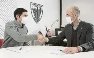  ?? FOTO: ATHLETIC CLUB ?? Cambio de míster Marcelino y Elizegi estrechan sus manos tras la firma del técnico asturiano poco después del cese de Gaizka Garitano