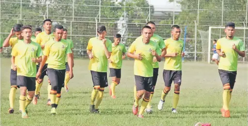  ??  ?? GIGIH: Pemain-pemain Kuching FA gigih menjalani latihan sebagai persiapan berdepan Kuala Lumpur pada kempen Piala FA 2018 di Stadium KLFA pada Sabtu ini.