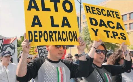  ?? BELHÚ SANABRIA / LA RAZA ?? Una marcha de ‘soñadores’ y activistas en Chicago contra la derogación de DACA y a favor de TPS.