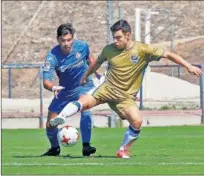  ??  ?? COMPETITIV­IDAD. Jugadores luchando por el balón.