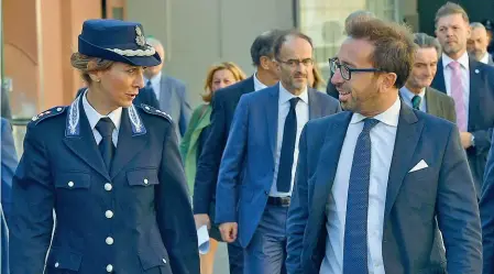  ?? (foto Ansa) ?? La visitaIl ministro della Giustizia Alfonso Bonafede, 42 anni, all’arrivo nel carcere di San Vittore