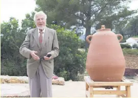  ?? Foto: privat ?? Hermanfrid Schubart auf dem Weingut Les Freses.