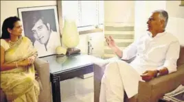  ??  ?? State Congress chief and Gurdaspur candidate Sunil Jakhar meeting BJP’s Kavita Khanna, widow of the previous MP Vinod Khanna, at her residence in Pathankot on Saturday. HT PHOTO