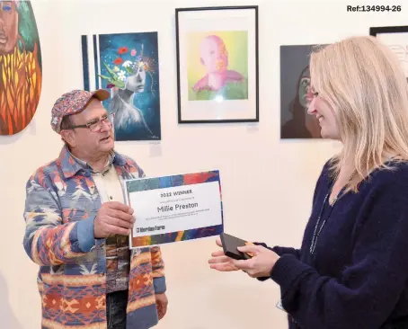  ?? ?? Ref:134994-26
Judge Timmy Mallett presenting Holyport College teacher, Philippa Paice, with the prize for student Millie Preston.