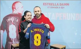  ?? FOTOS: PEP MORATA ?? Iniesta supervisó los rondos, charló con los participan­tes y les dedicó una camiseta firmada con su nombre