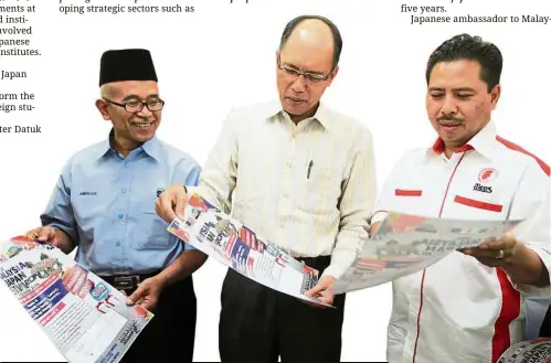  ??  ?? Captivatin­g posters: (from left) MPSJ deputy president Abdullah Marjunid, MPSJ president Datuk Asmawi Kasbi and Syed Putera looking at the posters for the 2014 Mini Malaysia-Japan Festival in Subang Jaya. — File photo