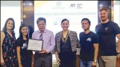  ??  ?? Landbank officials led by executive vice president for corporate services Julio Climaco (3rd from left) and first vice president for corporate affairs Catherine Rowena Villanueva (4th from left) received the certificat­e from W4W officials led by global...