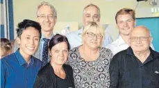  ?? FOTO: PR ?? Ein bewährtes Team (von links): der ehemalige Schülerspr­echer Danny Luu, Schulleite­r Christoph Felder, Eleonore Pohl, stellvertr­etender Schulleite­r Oliver Berger, Sekretärin Susanne Mayer, Schülerspr­echer Benito Bruno und Dieter Pohl