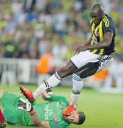  ?? THE ASSOCIATED PRESS ?? Fenerbahce’s Moussa Sow’s foot lands on the face of Arsenal goalkeeper Wojciech Szczesny in their Champions League qualifying match in Istanbul, Wednesday.