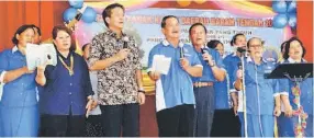  ??  ?? The PAS entourage at Rela Bintulu office.
Dennis (third left) and Elizabeth join church leaders in a choir during the three-day event in Long Laput.
