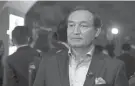  ?? RICHARD DREW/AP PROFESSOR OF CORPORATE COMMUNICAT­IONS AT DARTMOUTH’S TUCK SCHOOL OF BUSINESS ?? United CEO Oscar Munoz, seen in 2016, eventually apologized after a passenger was dragged off a flight, but not for two days and after first blaming the customer and airport security.