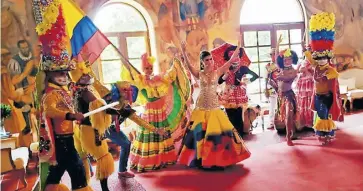  ?? CORTESÍA CARNAVAL DE BARRANQUIL­LA ?? Bailarines de congo, mapalé y cumbia acompañaro­n a la reina Valeria Charris.