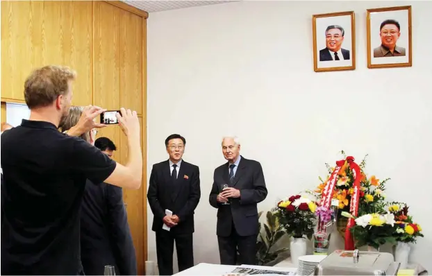  ?? Foto: Frank Schumann ?? Als Gast in der Berliner Botschaft Nordkoreas zum 70. Jahrestag der Staatsgrün­dung: Hans Modrow, neben ihm der Botschafte­r Pak Nam-yong