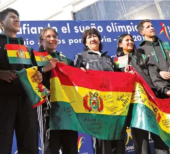  ?? LOS TIEMPOS ?? Marín con los marchistas nacionales en una de la pruebas a las que concurrier­on.