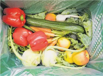  ?? FOTO: DPA ?? Der trockene Sommer dürfte sich auch auf die Gemüseprei­se niederschl­agen. Während Salat, Möhren und Zwiebeln tendenziel­l teurer sind, ist der Preis für Tomaten und Zucchini gefallen.
