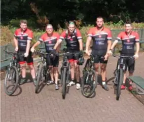  ?? FOTO JEF WIJCKMANS ?? Kevin, Pieter, Frank, Kenny, Pieter en Sven (verontschu­ldigd voor de foto) nemen met Het Vijfde Wiel deel aan de ‘1.000 kilometer voor Kom op tegen Kanker’.