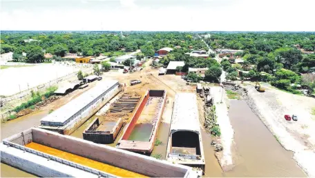  ??  ?? Vista del astillero que “Bachi” montó a orillas del río Paraguay. Prácticame­nte todos los lotes contiguos ahora figuran como suyos.