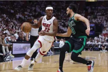  ?? ?? Jimmy Butler (t.v.) og Miami
Heat styrer imod finalen i NBA. Miami fører 3-0 i finaleseri­en over Boston Celtics. Den fjerde kamp, der kan sende Miami i finalen, spilles natten til onsdag dansk tid. I den anden semifinale fører Denver Nuggets 3-0 over LA Lakers.
Foto: Megan Briggs/AFP